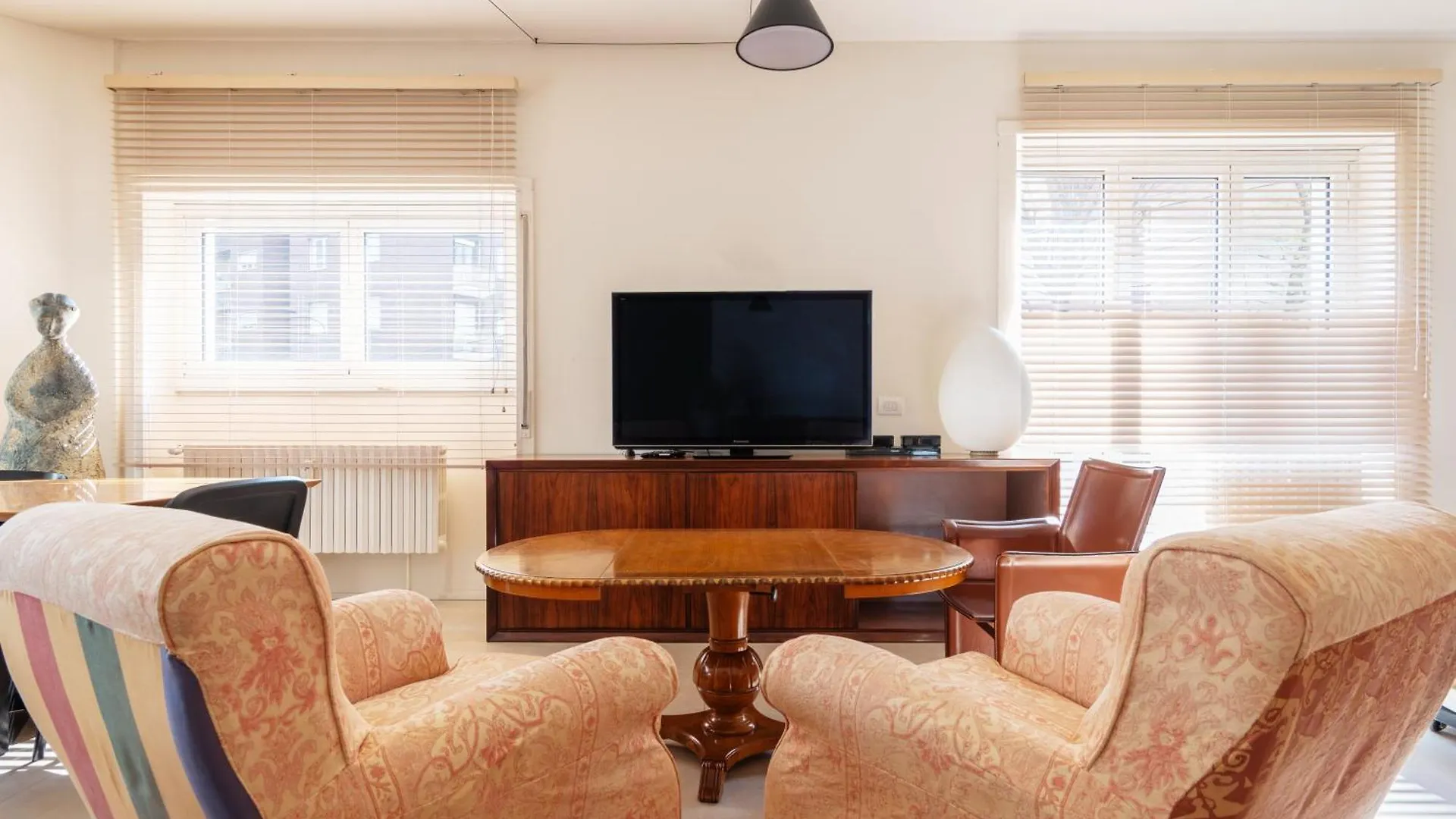 Spacious And Bright Studio Apartment In The City Center Milano