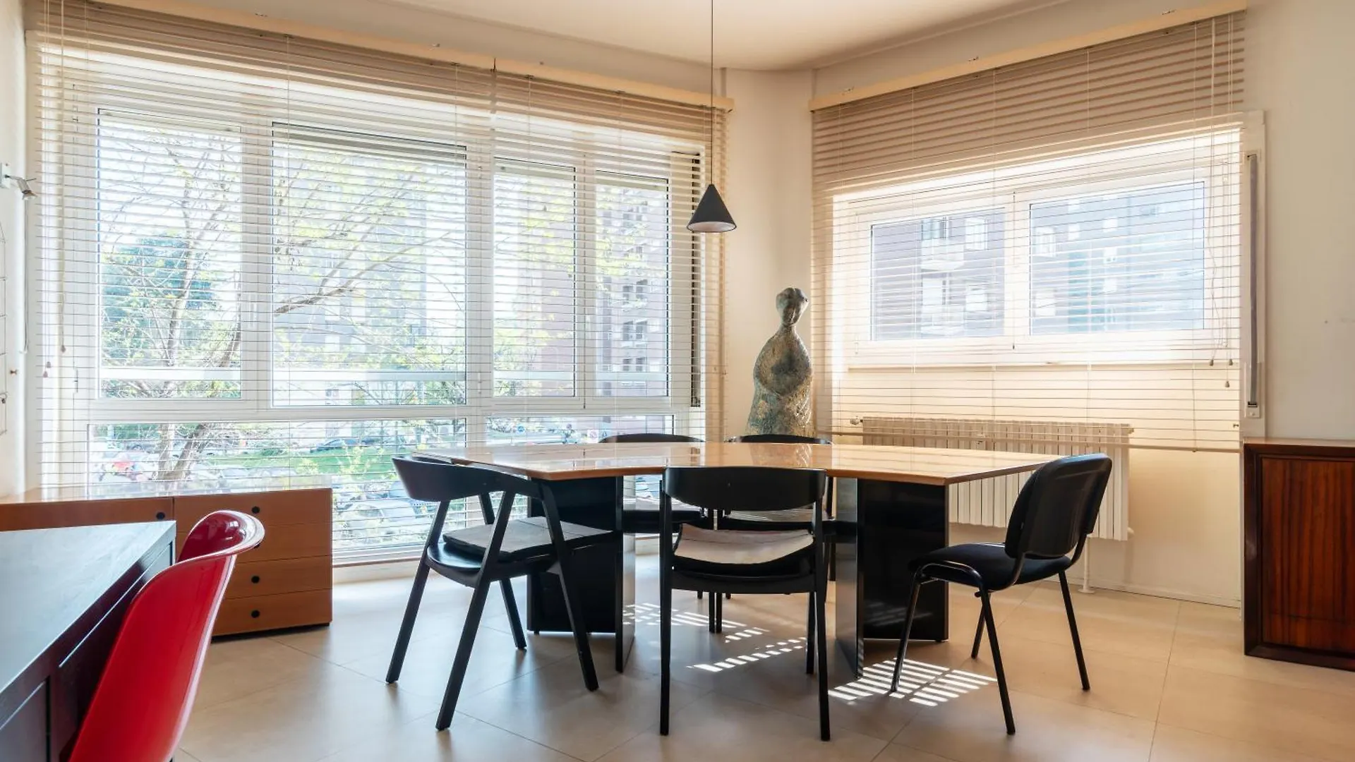 Spacious And Bright Studio Apartment In The City Center Milán Itálie